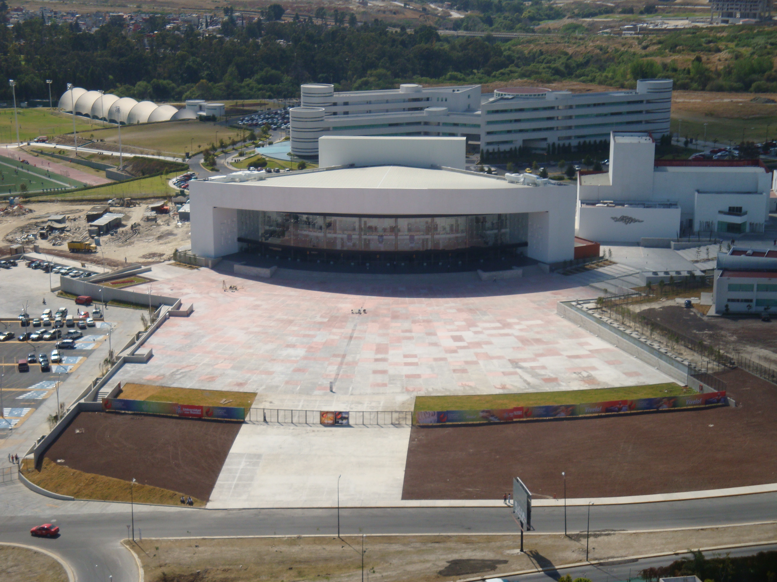 Interior centro cultural iluminado