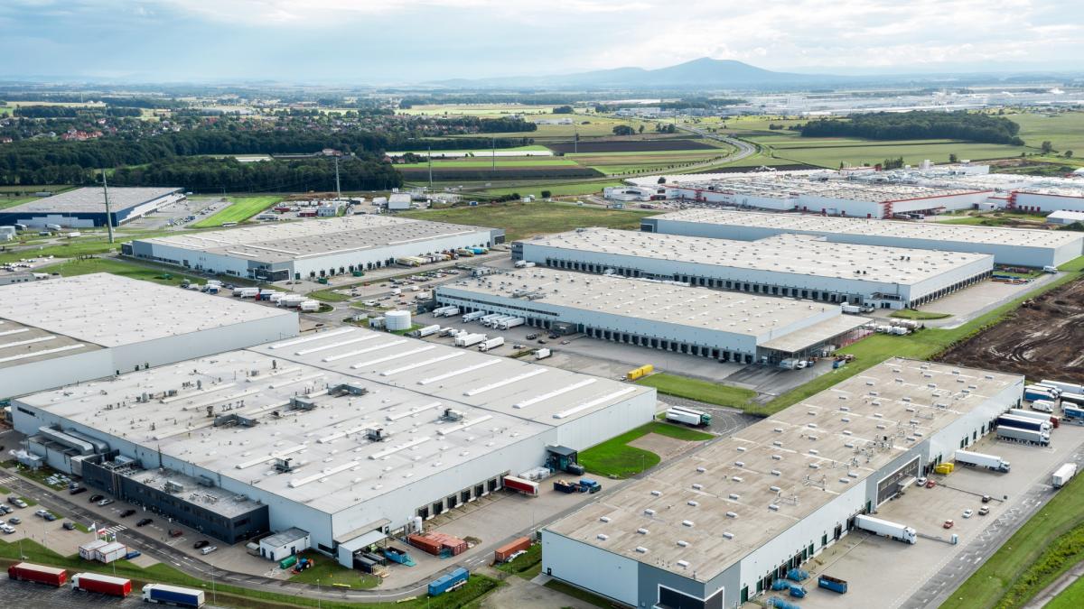 Corredor industrial iluminado al atardecer